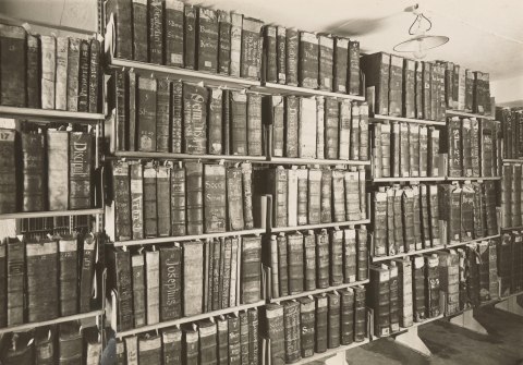 Иллюстрация. Отдел инкунабул в хранилище Национальной библиотеки. Вашрава, 1931. Автор фото - Генрих Поддембский.